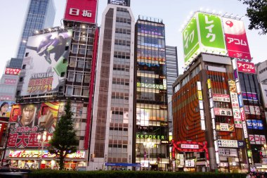 Shinjuku, Tokyo, Japonya - 3 Ağustos 2023: Dünyaca ünlü Shinjuku Doğu Çıkışı, Kabukicho, neon aydınlatmaları ve Tokyo 'nun hareketli eğlence bölgesinde yürüyen insanlar.
