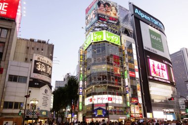 Shinjuku, Tokyo, Japonya - 3 Ağustos 2023: Dünyaca ünlü Shinjuku Doğu Çıkışı, Kabukicho, neon aydınlatmaları ve Tokyo 'nun hareketli eğlence bölgesinde yürüyen insanlar.