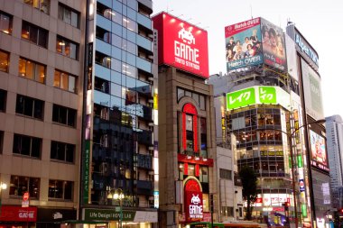 Shinjuku, Tokyo, Japonya - 3 Ağustos 2023: Dünyaca ünlü Shinjuku Doğu Çıkışı, Kabukicho, neon aydınlatmaları ve Tokyo 'nun hareketli eğlence bölgesinde yürüyen insanlar.