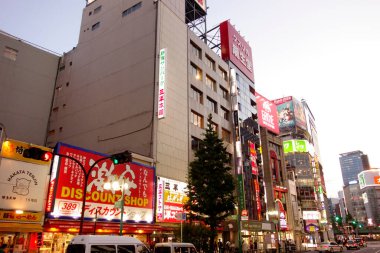 Shinjuku, Tokyo, Japonya - 3 Ağustos 2023: Dünyaca ünlü Shinjuku Doğu Çıkışı, Kabukicho, neon aydınlatmaları ve Tokyo 'nun hareketli eğlence bölgesinde yürüyen insanlar.