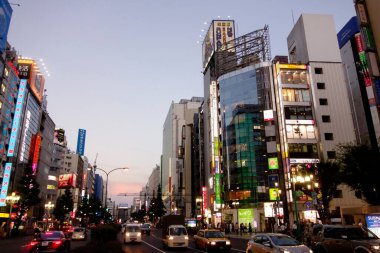 Shinjuku, Tokyo, Japonya - 3 Ağustos 2023: Dünyaca ünlü Shinjuku Doğu Çıkışı, Kabukicho, neon aydınlatmaları ve Tokyo 'nun hareketli eğlence bölgesinde yürüyen insanlar.
