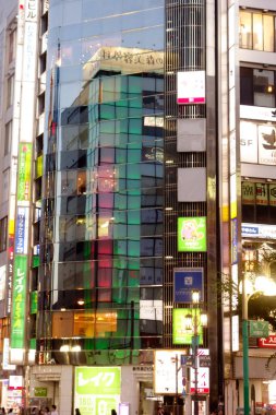 Shinjuku, Tokyo, Japonya - 3 Ağustos 2023: Dünyaca ünlü Shinjuku Doğu Çıkışı, Kabukicho, neon aydınlatmaları ve Tokyo 'nun hareketli eğlence bölgesinde yürüyen insanlar.