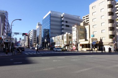 Şehirdeki modern binalar cam yansıtıcılar da dahil.