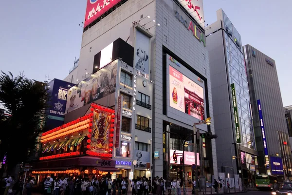 2023年8月3日 世界的に有名な新宿東口 歌舞伎町 ネオンイルミュージック 賑やかなエンターテイメント地区を歩く人々 — ストック写真