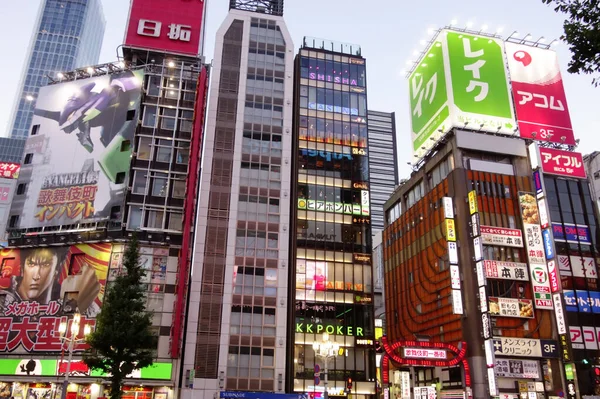 Shinjuku Tokio Japan August 2023 Spaziergänger Weltberühmten Shinjuku East Exit — Stockfoto