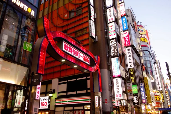 신주쿠 2023년 세계적으로 유명한 신주쿠 가부키초 조명과 도쿄의 번화한 엔터테인먼트 — 스톡 사진