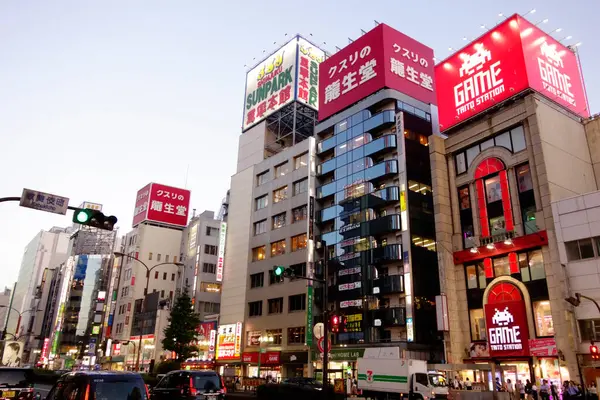 日本东京新宿 2023年8月3日 在闻名世界的日本新宿东出口 歌舞伎 霓虹灯和繁华的东京娱乐区散步的人们 — 图库照片