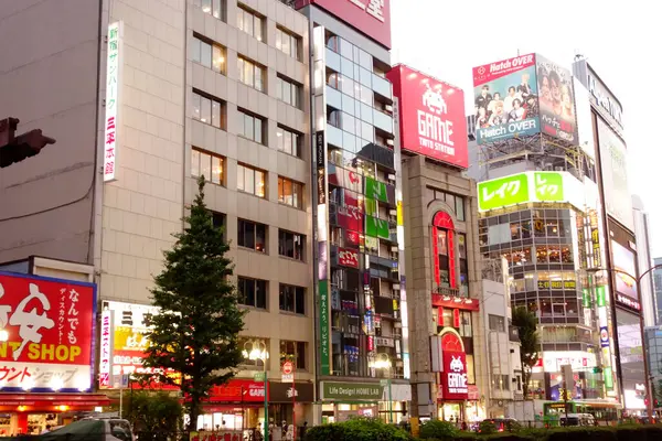 日本东京新宿 2023年8月3日 在闻名世界的日本新宿东出口 歌舞伎 霓虹灯和繁华的东京娱乐区散步的人们 — 图库照片