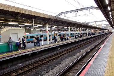 04 / 05 / 2023, Tokyo Japonya, banliyö treni istasyonda bekliyor..