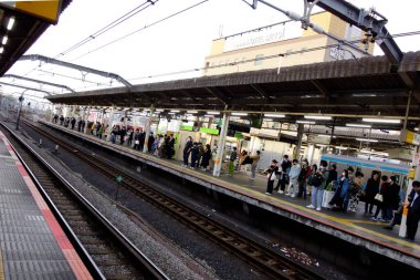 04 / 05 / 2023, Tokyo Japonya, banliyö treni istasyonda bekliyor..