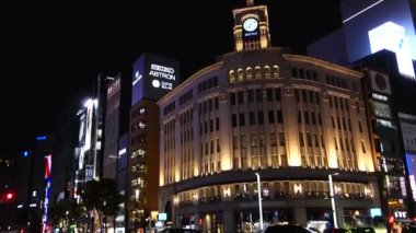 Ginza 4-chome, Tokyo, Japonya 'nın göz kamaştırıcı ve parıltılı gece manzarası