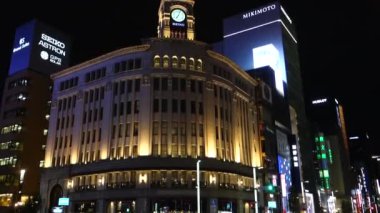 Ginza 4-chome, Tokyo, Japonya 'nın göz kamaştırıcı ve parıltılı gece manzarası