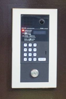 Güvenlik önlemleri, girişe dahili telefon kuruldu.