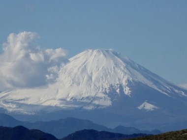    Fuji Dağı, Japonya 'nın ünlü simgesi, Fujisawa şehir kıyılarından manzara                            