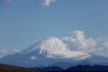   Kanagawa Bölgesi, Japonya. Dağın manzarası. Fuji kışın, Shonan kıyısından Japonya 'yı temsil eden dünyaca ünlü dağ..                            