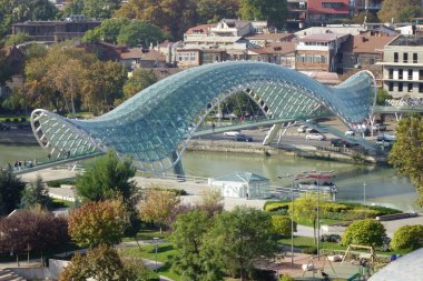    6 Kasım 2023, Tiflis, Gürcistan, tarihi sembol, deforme olmuş güzel yeşil Barış Köprüsü                            