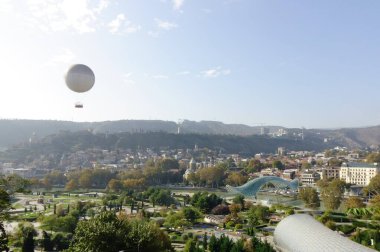    6 Kasım 2023, Tiflis, Gürcistan, tarihi sembol, deforme olmuş güzel yeşil Barış Köprüsü                            