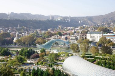  6 Kasım 2023, Tiflis, Gürcistan, tarihi sembol, deforme olmuş güzel yeşil Barış Köprüsü                              