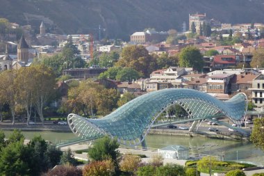 6 Kasım 2023, Tiflis, Gürcistan, tarihi sembol, deforme olmuş güzel yeşil Barış Köprüsü                               