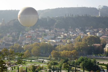 6 Kasım 2023, Tiflis, Gürcistan, tarihi sembol, deforme olmuş güzel yeşil Barış Köprüsü                               