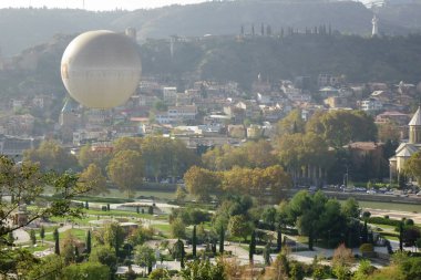 6 Kasım 2023, Tiflis, Gürcistan, tarihi sembol, deforme olmuş güzel yeşil Barış Köprüsü                               