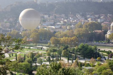 6 Kasım 2023, Tiflis, Gürcistan, tarihi sembol, deforme olmuş güzel yeşil Barış Köprüsü                               