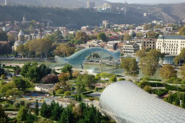 6 Kasım 2023, Tiflis, Gürcistan, tarihi sembol, deforme olmuş güzel yeşil Barış Köprüsü                               