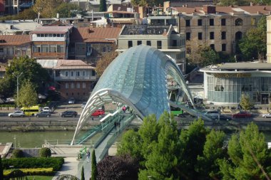 6 Kasım 2023, Tiflis, Gürcistan, tarihi sembol, deforme olmuş güzel yeşil Barış Köprüsü                                  