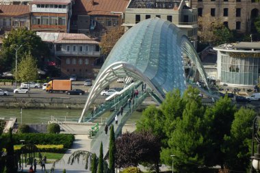 6 Kasım 2023, Tiflis, Gürcistan, tarihi sembol, deforme olmuş güzel yeşil Barış Köprüsü                                  