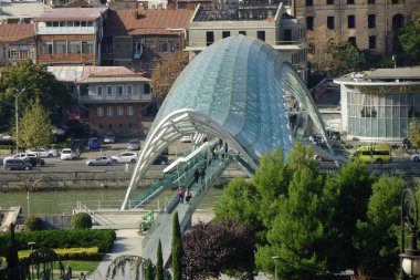 6 Kasım 2023, Tiflis, Gürcistan, tarihi sembol, deforme olmuş güzel yeşil Barış Köprüsü                                  