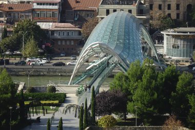 6 Kasım 2023, Tiflis, Gürcistan, tarihi sembol, deforme olmuş güzel yeşil Barış Köprüsü                                  