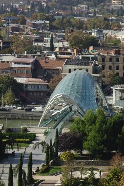 6 Kasım 2023, Tiflis, Gürcistan, tarihi sembol, deforme olmuş güzel yeşil Barış Köprüsü                                  