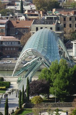 6 Kasım 2023, Tiflis, Gürcistan, tarihi sembol, deforme olmuş güzel yeşil Barış Köprüsü                                  