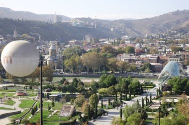  6 Kasım 2023, Tiflis, Gürcistan, tarihi sembol, deforme olmuş güzel yeşil Barış Köprüsü                                         