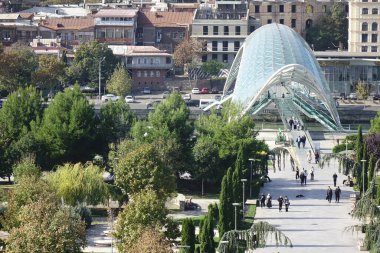  6 Kasım 2023, Tiflis, Gürcistan, tarihi sembol, deforme olmuş güzel yeşil Barış Köprüsü                                         