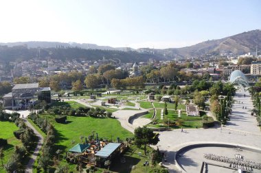  6 Kasım 2023, Tiflis, Gürcistan, tarihi sembol, deforme olmuş güzel yeşil Barış Köprüsü                                         