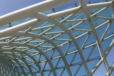 6 Kasım 2023, Tiflis, Gürcistan, tarihi sembol, deforme olmuş güzel yeşil Barış Köprüsü                                 