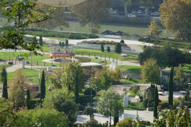 6 Kasım 2023, Tiflis, Gürcistan, tarihi sembol, deforme olmuş güzel yeşil Barış Köprüsü                                 