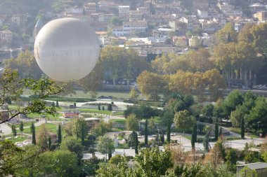6 Kasım 2023, Tiflis, Gürcistan, tarihi sembol, deforme olmuş güzel yeşil Barış Köprüsü                                 
