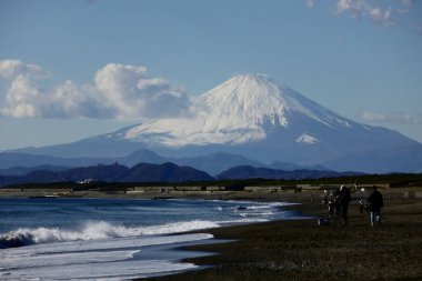 Kanagawa, Japonya, 2024 / 01 / 04 Japonya 'nın ünlü dönüm noktası. Fuji, Shonan kıyısından uzak bir manzara.                               