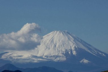 Kanagawa Bölgesi. Dağın manzarası. Fuji, Japonya 'nın en ünlü dağlarından biri, kışın Shonan kıyısından.                               