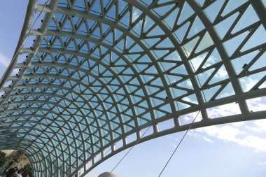 Tiflis, Gürcistan 'ın muhteşem Barış Köprüsü' nün deforme tasarım ışınları                               