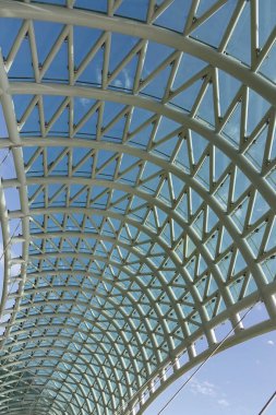 Tiflis, Gürcistan 'ın muhteşem Barış Köprüsü' nün deforme tasarım ışınları                               