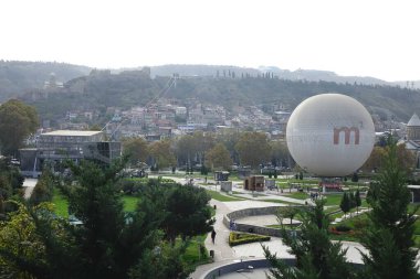 6 Kasım 2023, Tiflis, Gürcistan, eski Gürcistan, trend sembolü, güzel dönüştürülmüş yeşil Barış Köprüsü                               