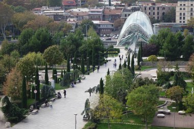 6 Kasım 2023, Tiflis, Gürcistan, eski Gürcistan, trend sembolü, güzel dönüştürülmüş yeşil Barış Köprüsü                               