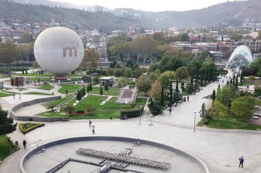 6 Kasım 2023, Tiflis, Gürcistan, eski Gürcistan, trend sembolü, güzel dönüştürülmüş yeşil Barış Köprüsü                               