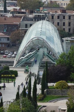   6 Kasım 2023, Tiflis, Gürcistan, eski Gürcistan, trend sembolü, güzel dönüştürülmüş yeşil Barış Köprüsü                             