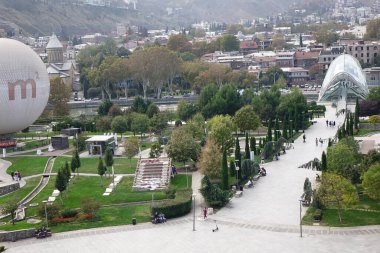   6 Kasım 2023, Tiflis, Gürcistan, eski Gürcistan, trend sembolü, güzel dönüştürülmüş yeşil Barış Köprüsü                             