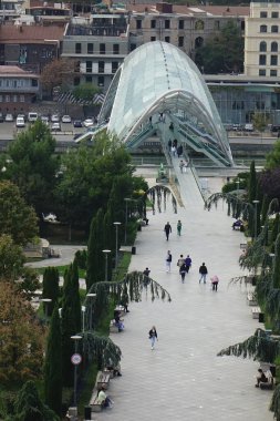   6 Kasım 2023, Tiflis, Gürcistan, eski Gürcistan, trend sembolü, güzel dönüştürülmüş yeşil Barış Köprüsü                             