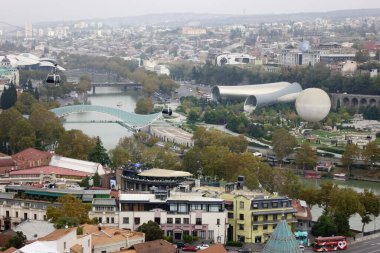 6 Kasım 2023, Tiflis, Gürcistan, trend sembolü, güzel dönüştürülmüş yeşil Barış Köprüsü                               